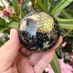 Kugle i orgonit m. sort turmalin og flower of life symbol, M�l 6 cm