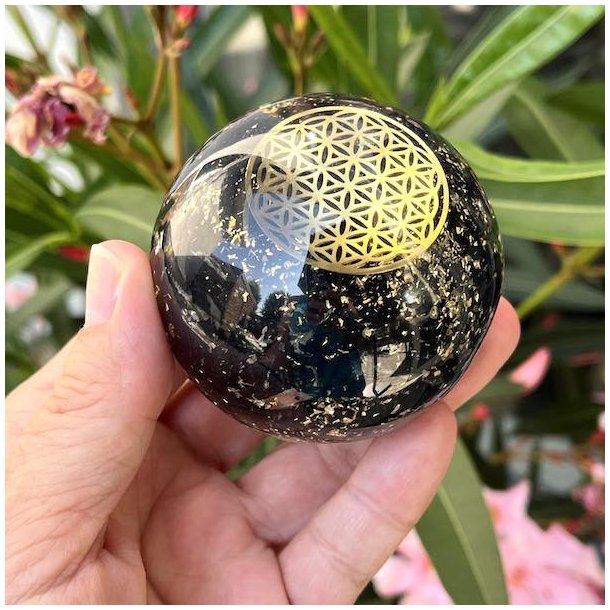 Kugle i orgonit m. sort turmalin og flower of life symbol, M�l 6 cm