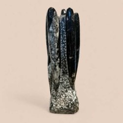 Orthoceras fossil poleret fri form &ndash; h�j fossil med sorte og gr� detaljer