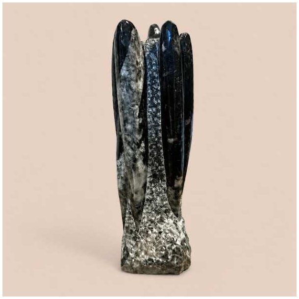 Orthoceras fossil poleret fri form &ndash; h�j fossil med sorte og gr� detaljer