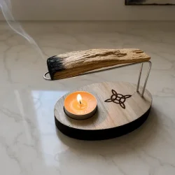 Detalje af Palo Santo holder i Paulownia tr� med udsk�ring og lys