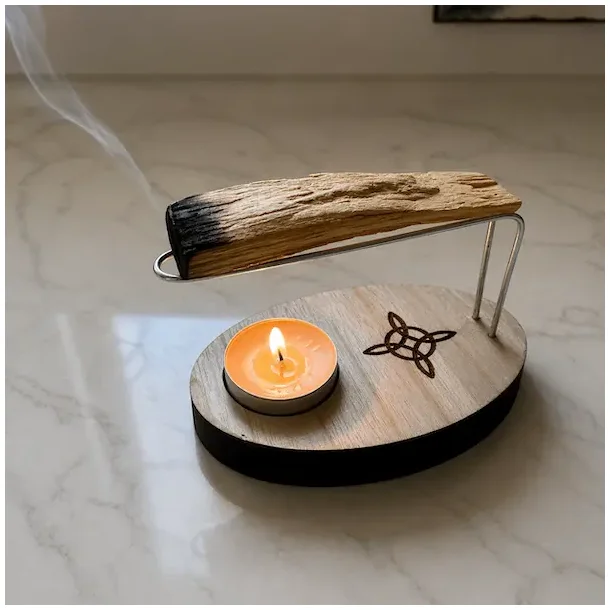 Detalje af Palo Santo holder i Paulownia tr� med udsk�ring og lys