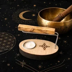 Palo Santo holder med t�ndt fyrfadslys skaber rolig atmosf�re