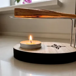 Palo Santo tr� p� holder med lys &ndash; bruges til renselse og velv�re