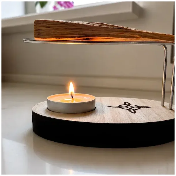 Palo Santo tr� p� holder med lys &ndash; bruges til renselse og velv�re