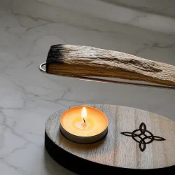 Palo Santo s�t med holder, tr� og fyrfadslys klar til brug