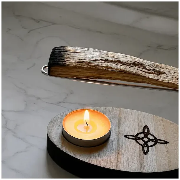 Palo Santo s�t med holder, tr� og fyrfadslys klar til brug