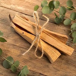 Sampak med 5 stykker Palo Santo tr� bundet med jutesnor