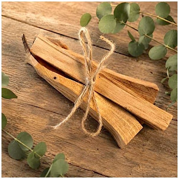 Sampak med 5 stykker Palo Santo tr� bundet med jutesnor