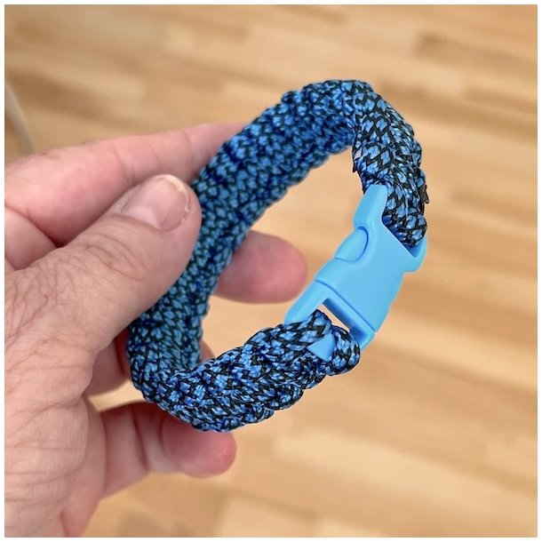 Stilfuldt, robust og unikt paracord armbnd  hndlavet kvalitet, model G
