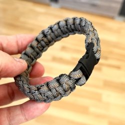 Stilfuldt, robust og unikt paracord armbnd  hndlavet kvalitet, model F