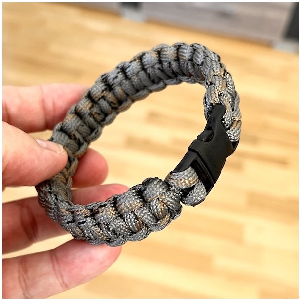 Stilfuldt, robust og unikt paracord armbnd  hndlavet kvalitet, model F