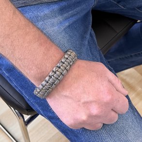 Stilfuldt, robust og unikt paracord armbnd  hndlavet kvalitet, model F