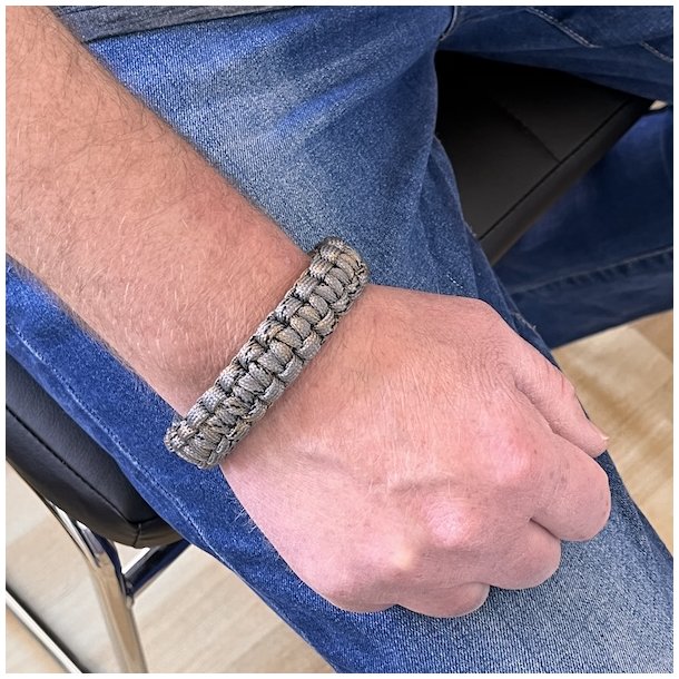 Stilfuldt, robust og unikt paracord armbnd  hndlavet kvalitet, model F