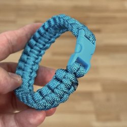 Stilfuldt, robust og unikt paracord armbnd  hndlavet kvalitet, model B