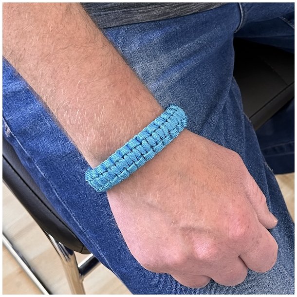 Stilfuldt, robust og unikt paracord armbnd  hndlavet kvalitet, model B