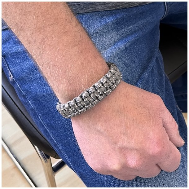 Stilfuldt, robust og unikt paracord armbnd  hndlavet kvalitet, model A