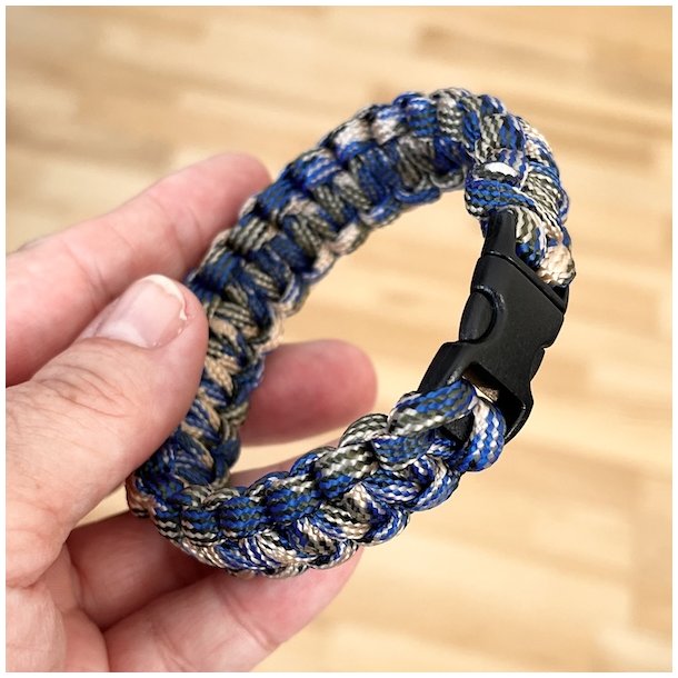 Stilfuldt, robust og unikt paracord armbnd  hndlavet kvalitet, model E
