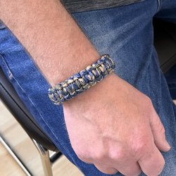 Stilfuldt, robust og unikt paracord armbnd  hndlavet kvalitet, model E