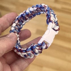 Stilfuldt, robust og unikt paracord armbnd  hndlavet kvalitet, model D