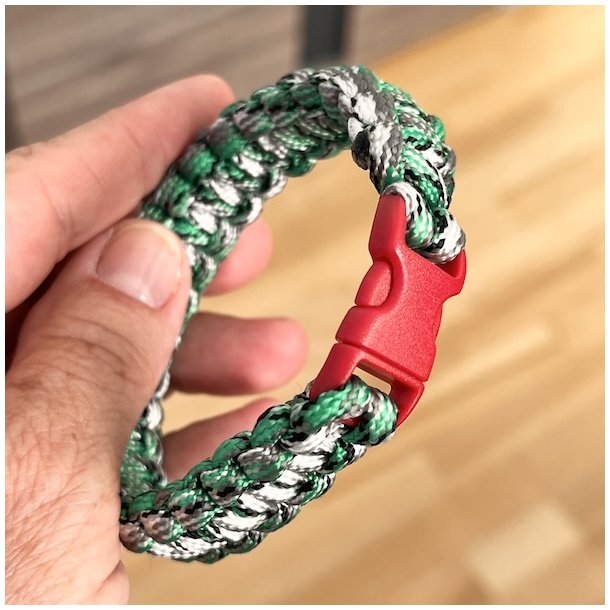 Stilfuldt, robust og unikt paracord armbnd  hndlavet kvalitet, model H