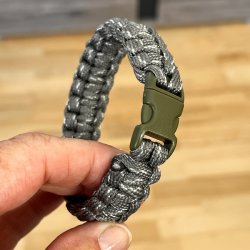 Stilfuldt, robust og unikt paracord armb�nd � h�ndlavet kvalitet, model A