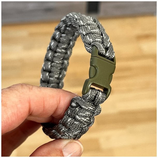 Stilfuldt, robust og unikt paracord armbnd  hndlavet kvalitet, model A