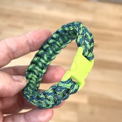 Stilfuldt, robust og unikt paracord armbnd  hndlavet kvalitet, model C