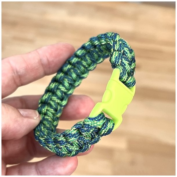 Stilfuldt, robust og unikt paracord armbnd  hndlavet kvalitet, model C