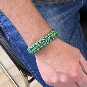 Stilfuldt, robust og unikt paracord armbnd  hndlavet kvalitet, model C