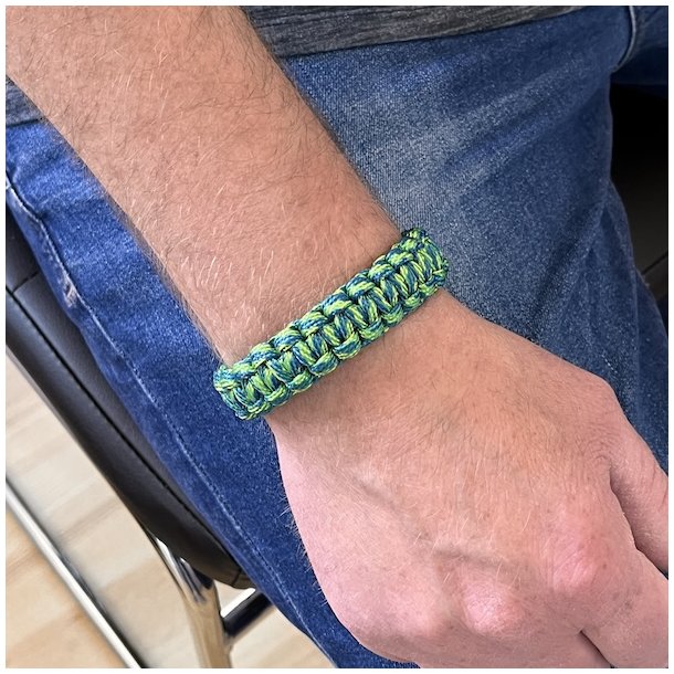 Stilfuldt, robust og unikt paracord armbnd  hndlavet kvalitet, model C
