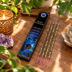 Parfum de Gemmes musk r�gelsespinde med Lapis Lazuli-sten p� tr�bord med krystaller og gr�nne planter.