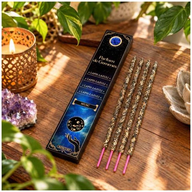 Parfum de Gemmes musk r�gelsespinde med Lapis Lazuli-sten p� tr�bord med krystaller og gr�nne planter.
