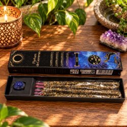 Parfum de Gemmes Lapis Lazuli r�gelsespinde med muskduft i �ske og �ben emballage med sten og r�gelsespinde.