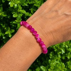 Pink agat krystalarmb�nd med 6 mm pink natursten b�ret p� h�ndled i naturligt dagslys