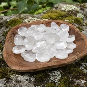 Store bjergkrystal lommesten fremvist i h�nden udend�rs i naturligt milj�