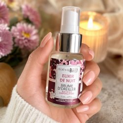 H�nd holder �kologisk pudespray med �teriske olier i elegant glasflaske til hovedpude og senget�j.