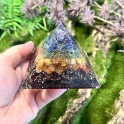 Orgonit pyramide m. 7 chakra sten | Ml 6 x 7,6 x 7,6 cm