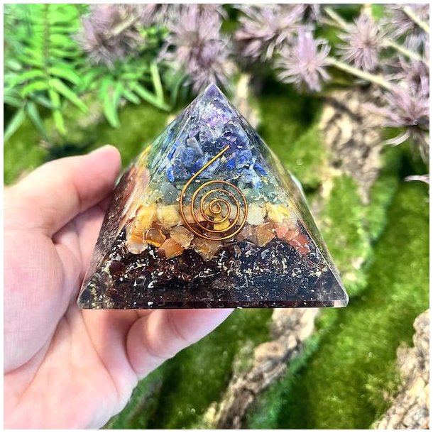 Orgonit pyramide m. 7 chakra sten | Ml 6 x 7,6 x 7,6 cm