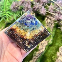 Orgonit pyramide m. 7 chakra sten | Ml 6 x 7,6 x 7,6 cm