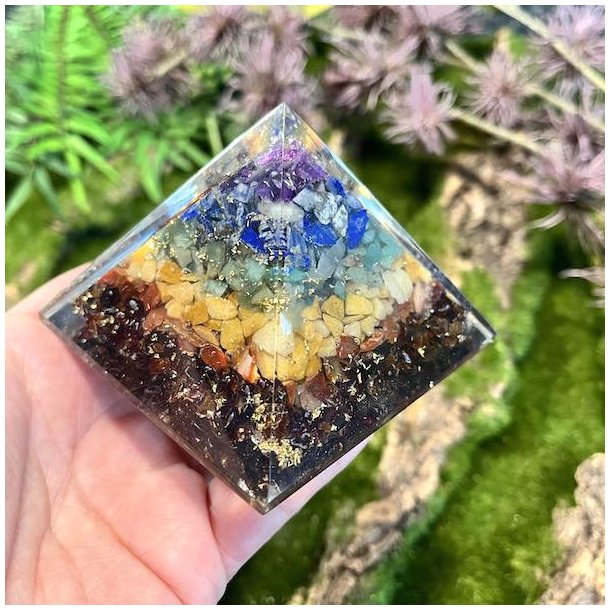 Orgonit pyramide m. 7 chakra sten | Ml 6 x 7,6 x 7,6 cm
