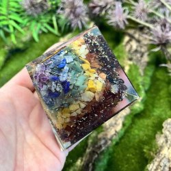 Orgonit pyramide m. 7 chakra sten | Ml 6 x 7,6 x 7,6 cm