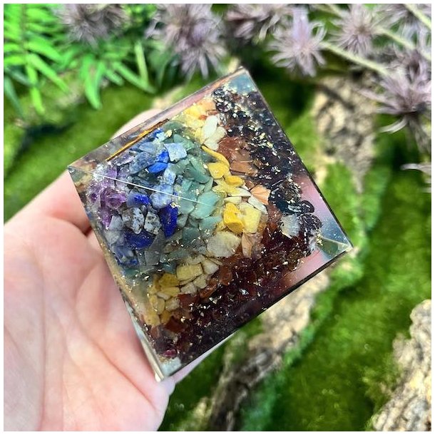 Orgonit pyramide m. 7 chakra sten | Ml 6 x 7,6 x 7,6 cm