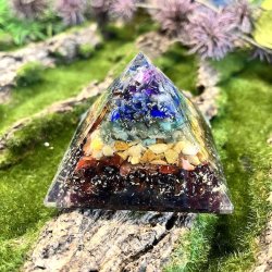 Orgonit pyramide m. 7 chakra sten | Ml 6 x 7,6 x 7,6 cm