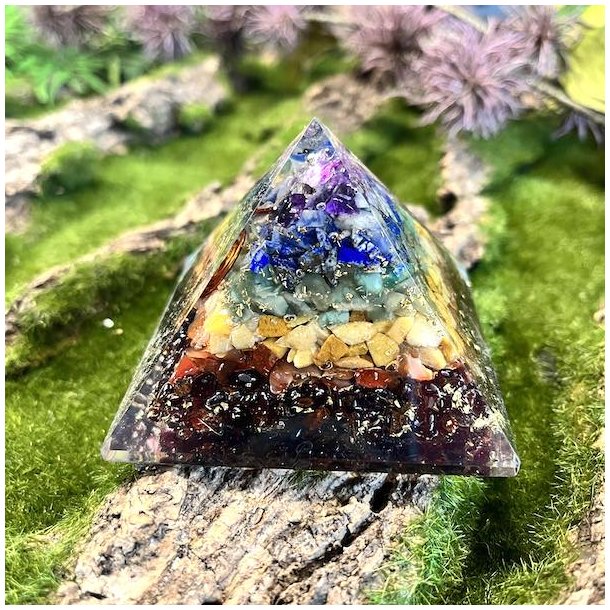 Orgonit pyramide m. 7 chakra sten | Ml 6 x 7,6 x 7,6 cm