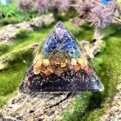 Orgonit pyramide m. 7 chakra sten | Ml 6 x 7,6 x 7,6 cm