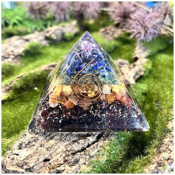 Orgonit pyramide m. 7 chakra sten