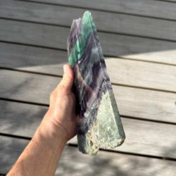 Poleret unika regnbue fluorit med naturlige farvespil.