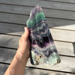 Naturlig regnbue fluorit med karakteristiske farveb�nd.