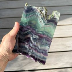 H�ndholdt unika regnbue fluorit med levende farver.
